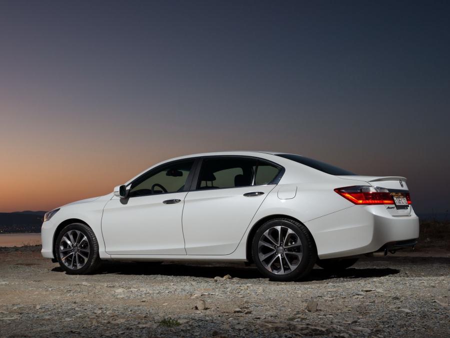  Honda Accord Sedan 2013 года  (CIS) (фото 13 из 30)